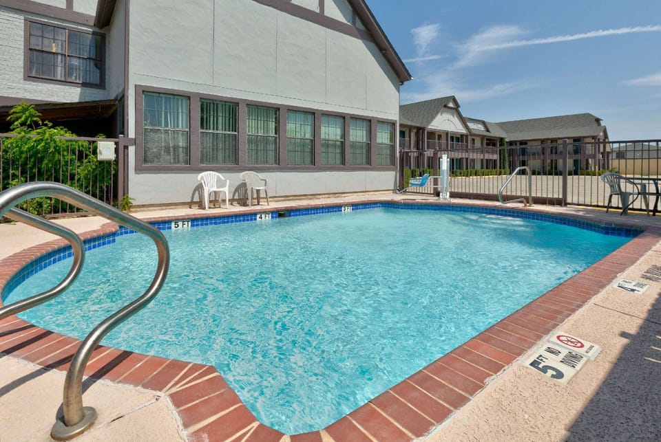 Howard Johnson by Wyndham San Marcos Hotel in San Marcos