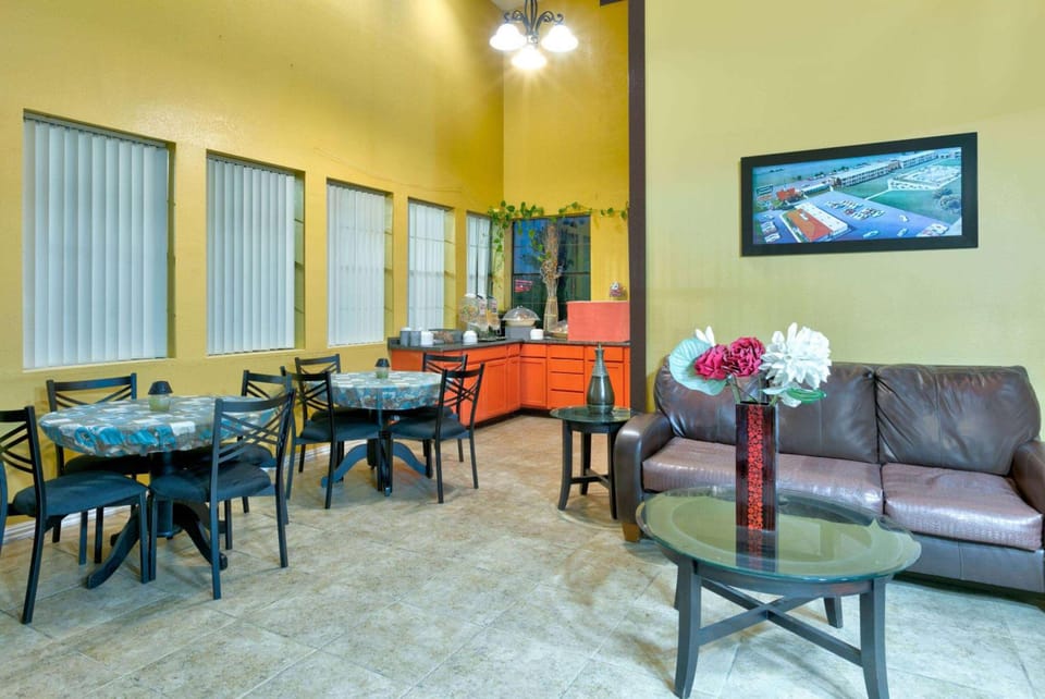 Howard Johnson by Wyndham San Marcos Hotel in San Marcos