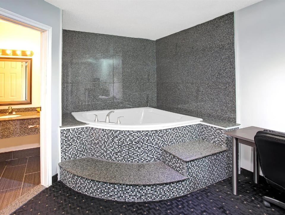 Howard Johnson by Wyndham Gananoque Hotel in Gananoque