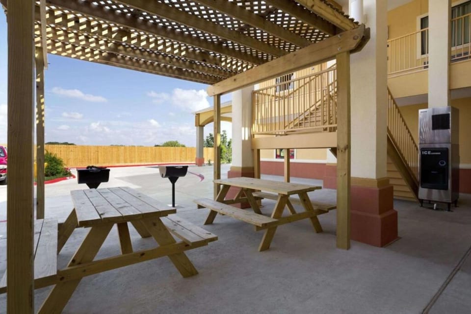 Studio6 Gonzales, TX Hotel in Gonzales