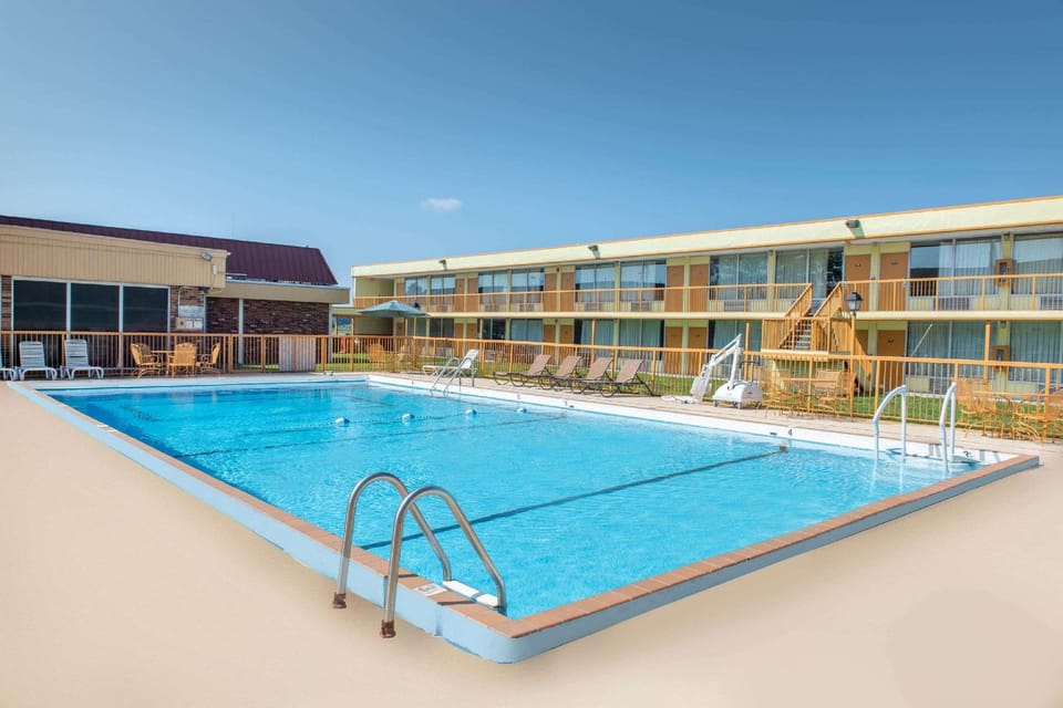 Swimming pool [outdoor]