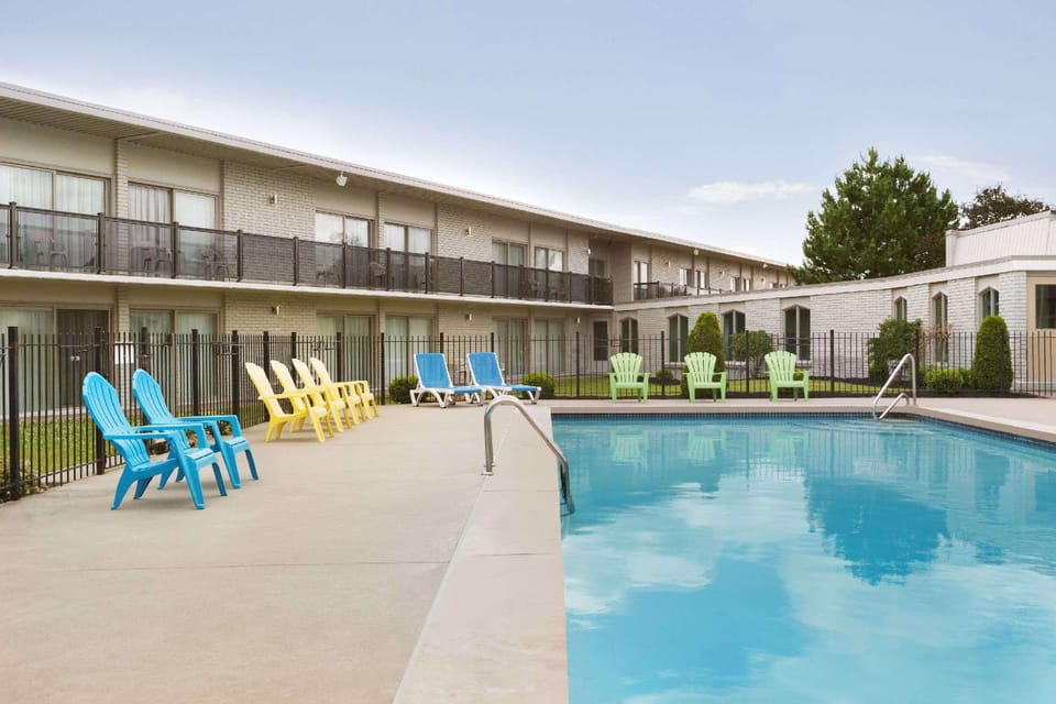 Swimming pool [outdoor]