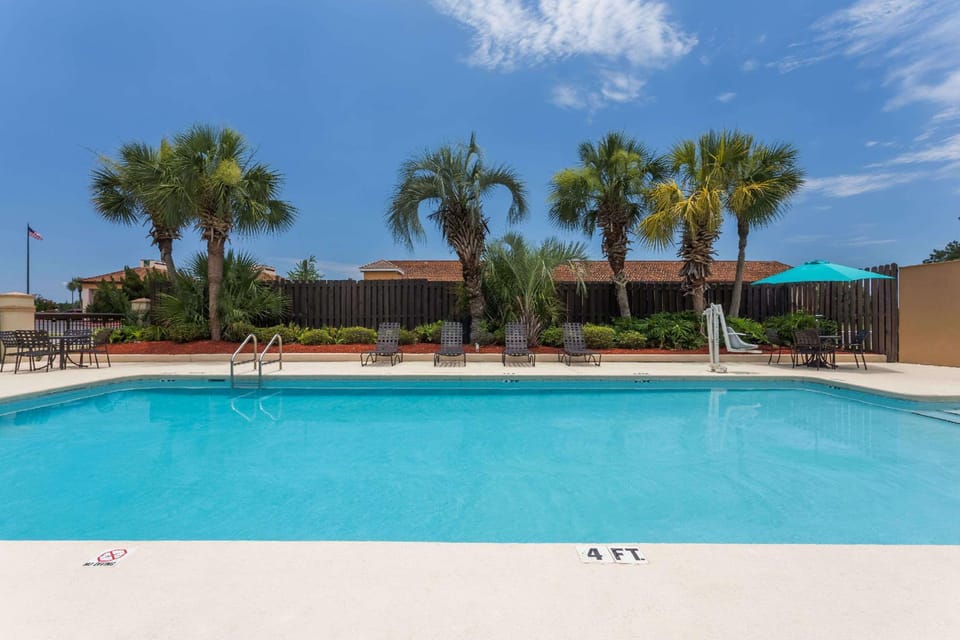 Swimming pool [outdoor]