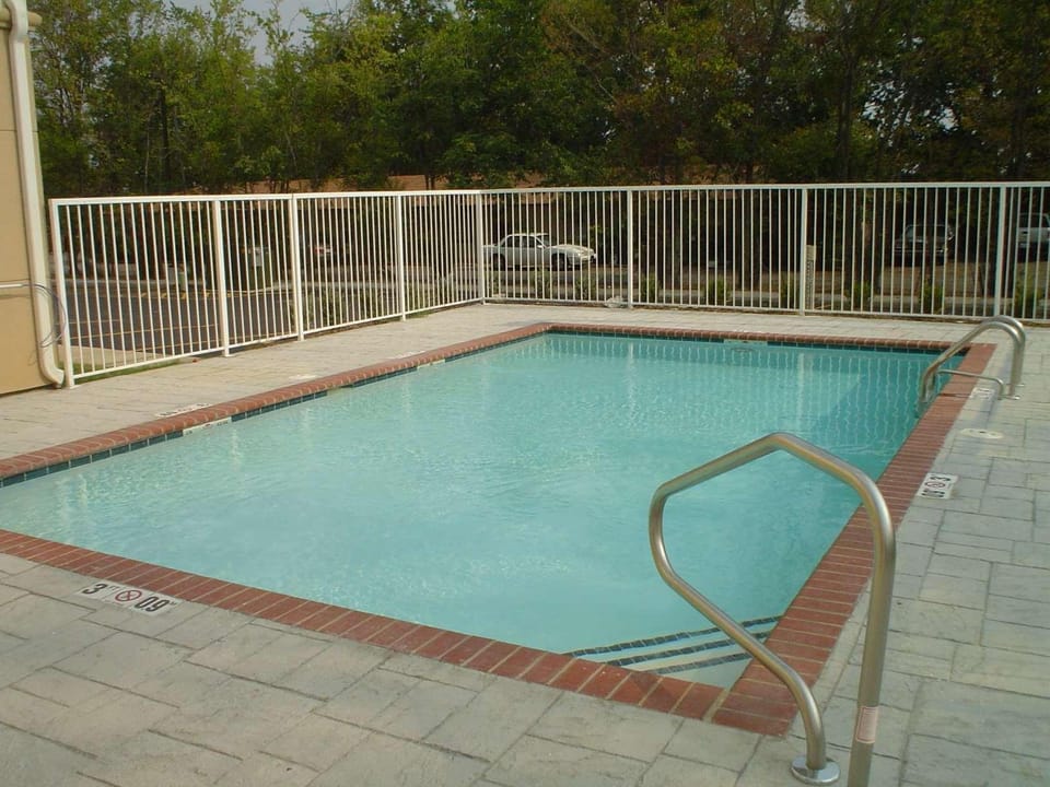 Swimming pool [outdoor]