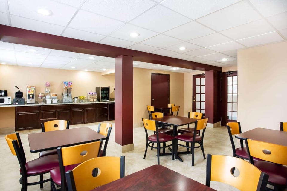 Super 8 By Wyndham Chester/Richmond Area Hotel in Chester