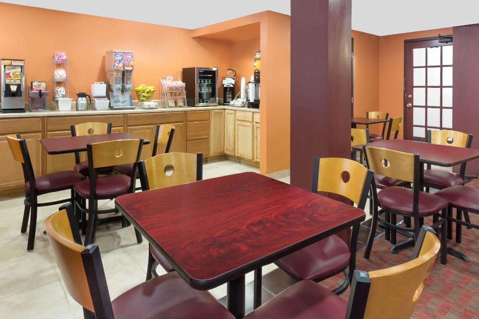Super 8 By Wyndham Chester/Richmond Area Hotel in Chester