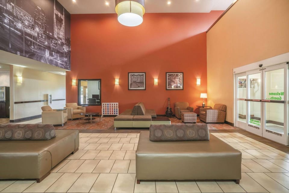 La Quinta Inn & Suites by Wyndham Smyrna TN - Nashville Hotel in La Vergne