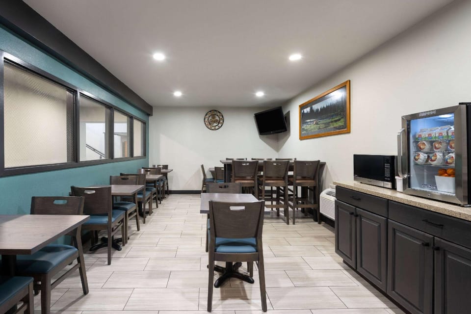 Super 8 By Wyndham Columbus Hotel in Montana