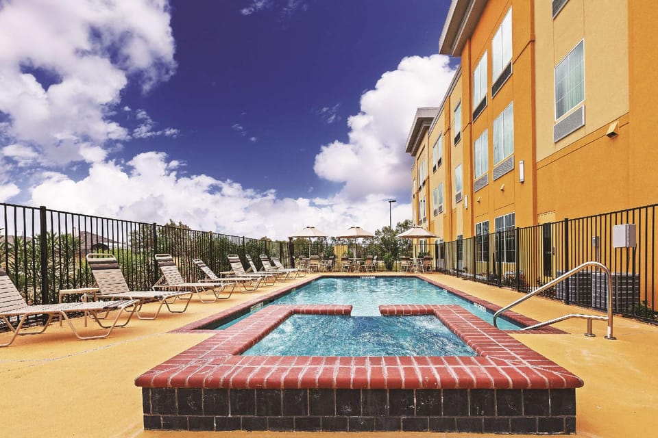 La Quinta Inn & Suites by Wyndham Jourdanton - Pleasanton Hotel in Rio Grande
