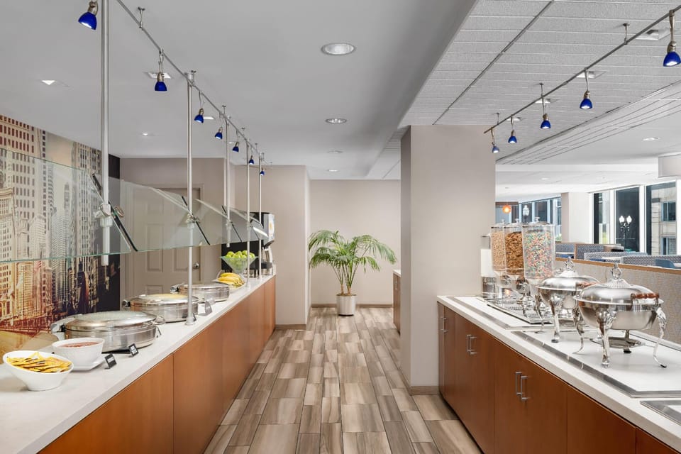 La Quinta Inn & Suites by Wyndham Chicago Downtown Hotel in Chicago