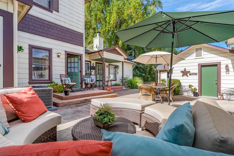 Cinnamon Bear Creekside Inn Hotel in Sonoma