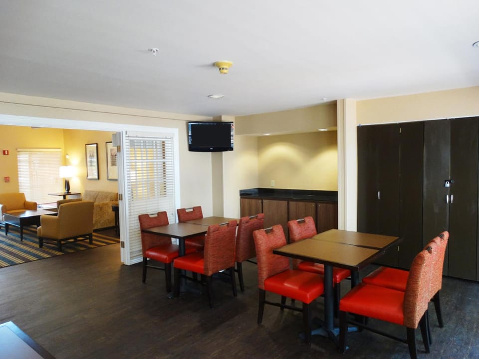 Extended Stay America Select Suites - Providence - Airport Hotel in Warwick