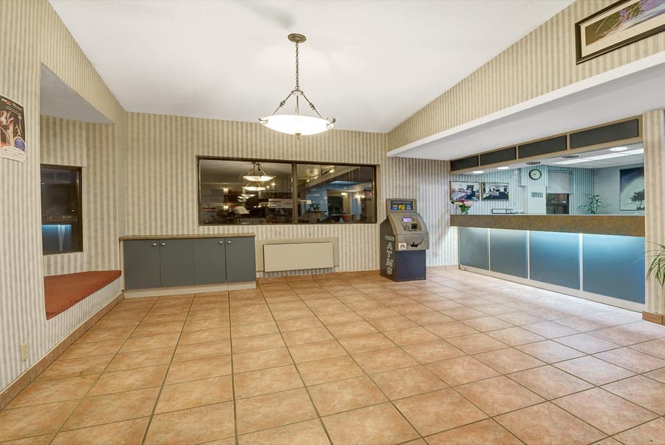 Super 8 By Wyndham Niagara Falls North Hotel in Niagara Falls