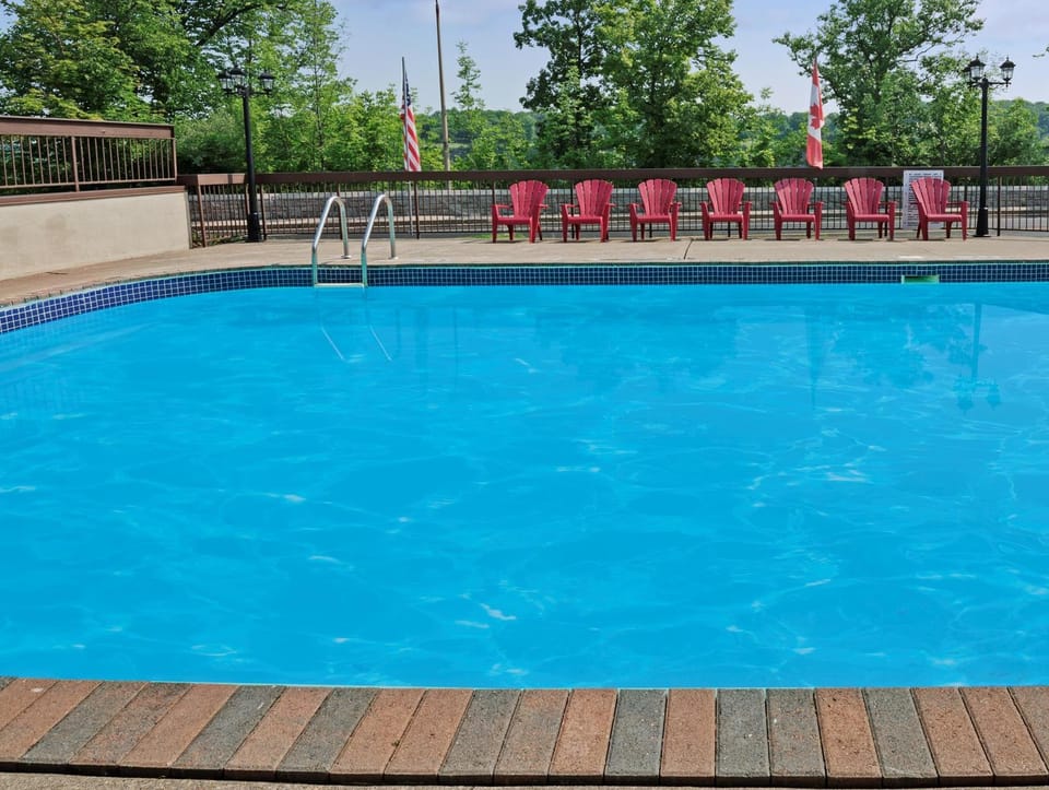 Super 8 By Wyndham Niagara Falls North Hotel in Niagara Falls