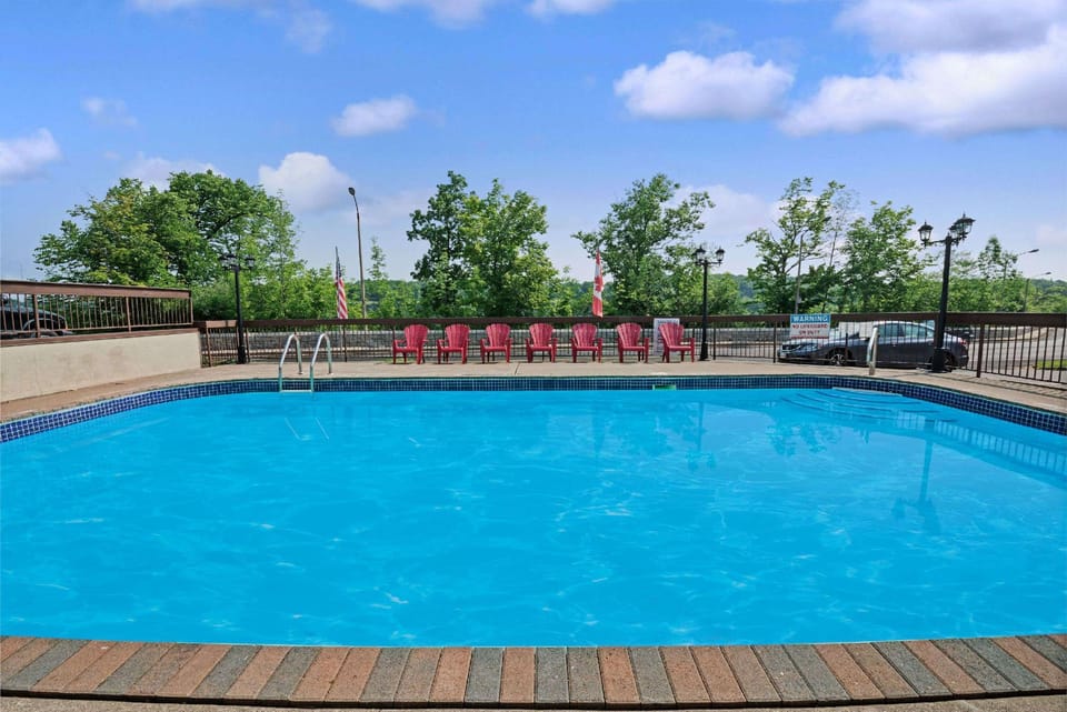 Super 8 By Wyndham Niagara Falls North Hotel in Niagara Falls