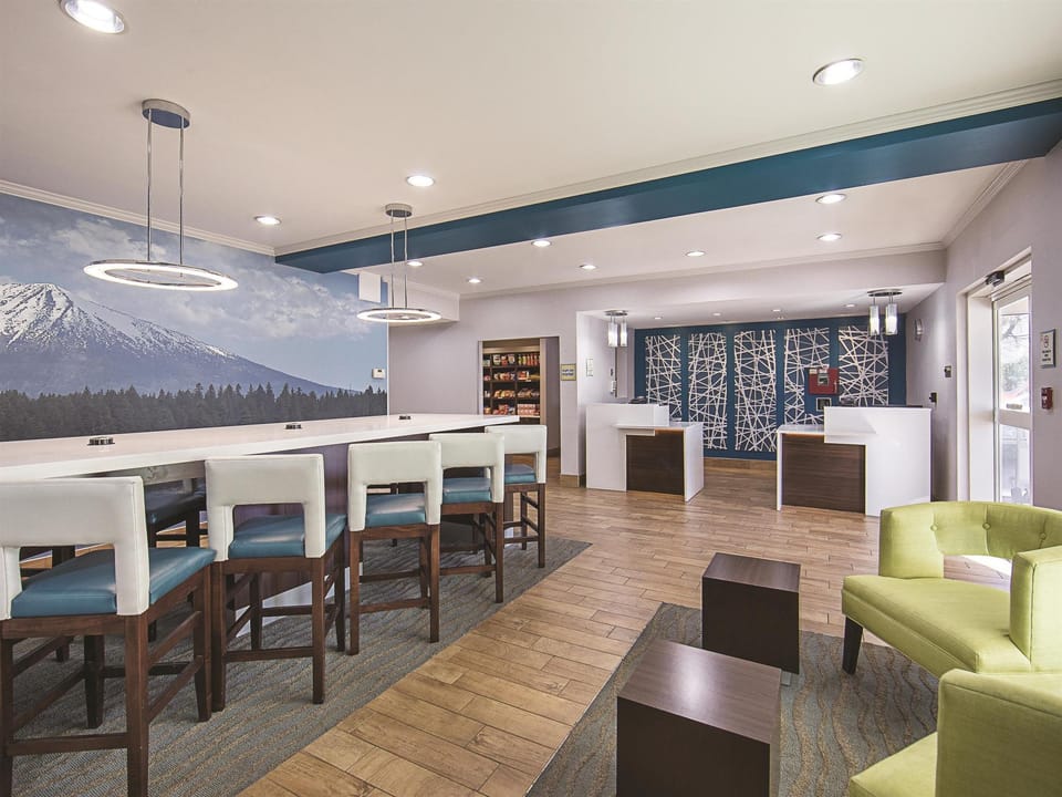La Quinta Inn & Suites by Wyndham Central Point - Medford Hotel in Central Point