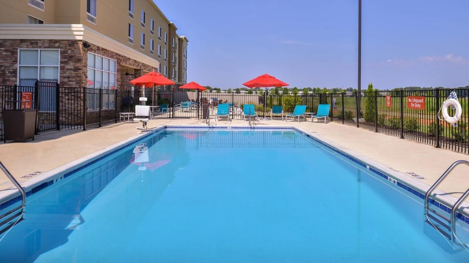 Swimming pool [outdoor]