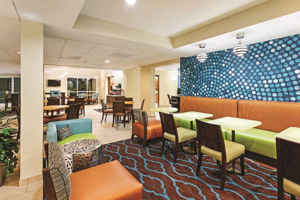 La Quinta Inn & Suites by Wyndham Knoxville Airport Hotel in Alcoa