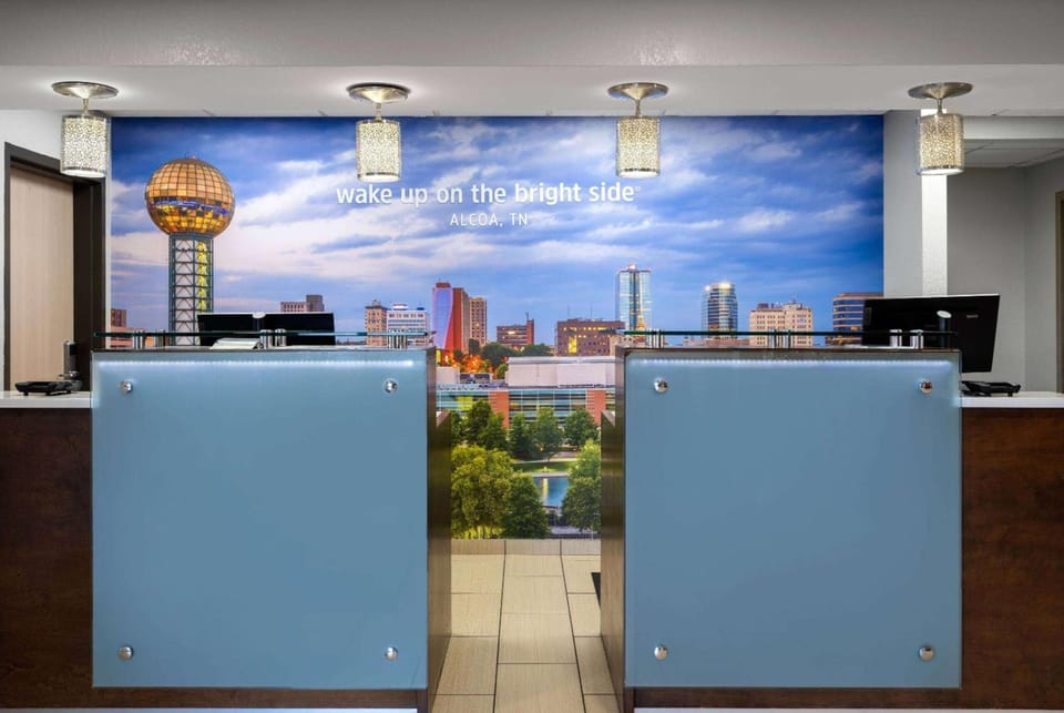 La Quinta Inn & Suites by Wyndham Knoxville Airport Hotel in Alcoa