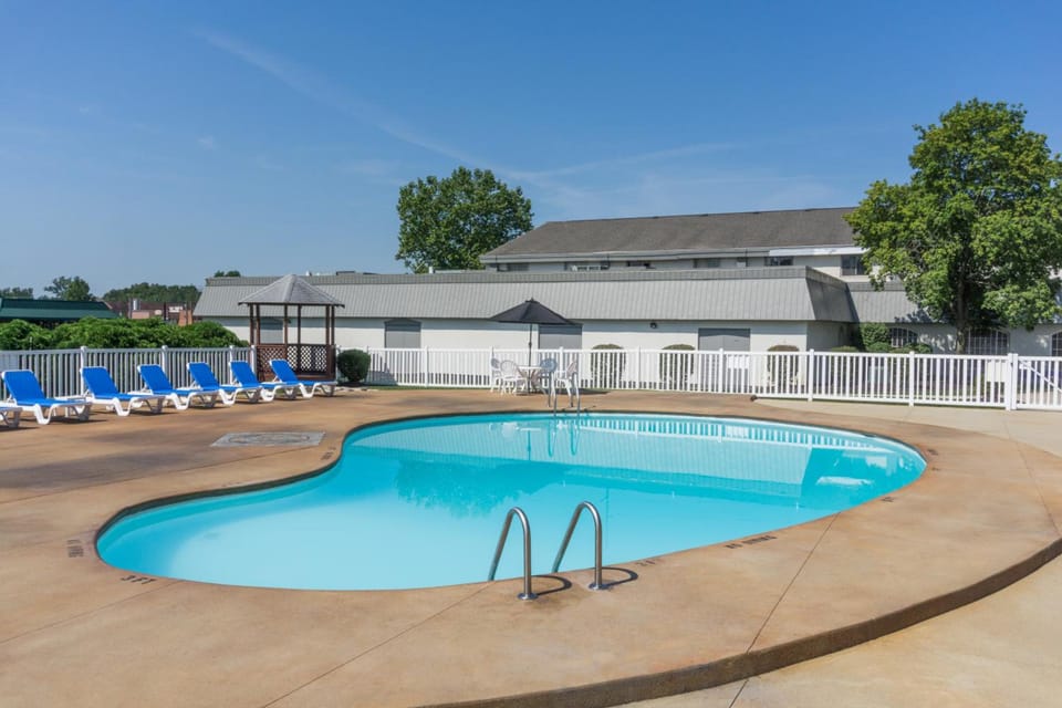 Days Inn & Suites by Wyndham Columbus East Airport Hotel in Reynoldsburg