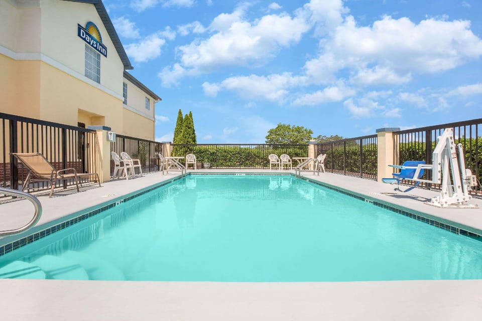 Swimming pool [outdoor]