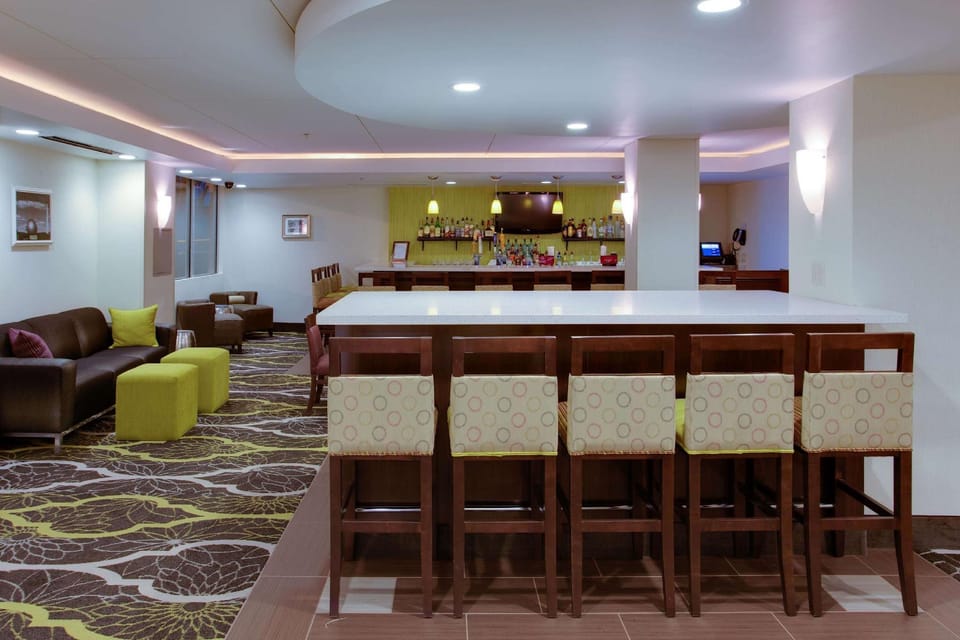 La Quinta Inn & Suites by Wyndham Springfield MA Hotel in West Springfield