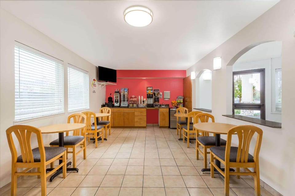 Super 8 by Wyndham Cloverdale Wine Country Hotel in Cloverdale