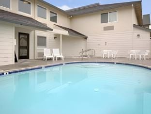 Super 8 by Wyndham Cloverdale Wine Country Hotel in Cloverdale