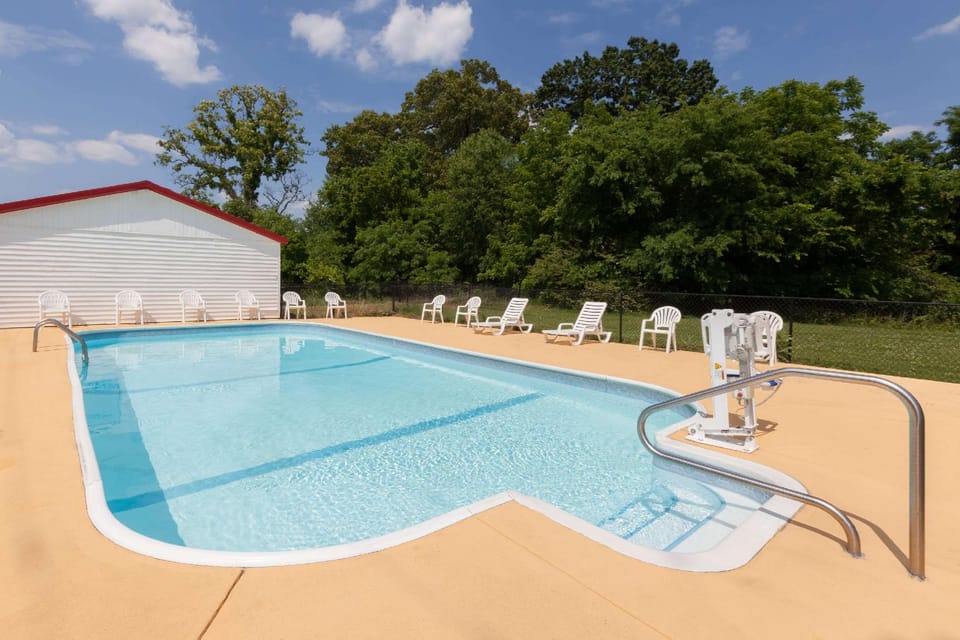 Swimming pool [outdoor]