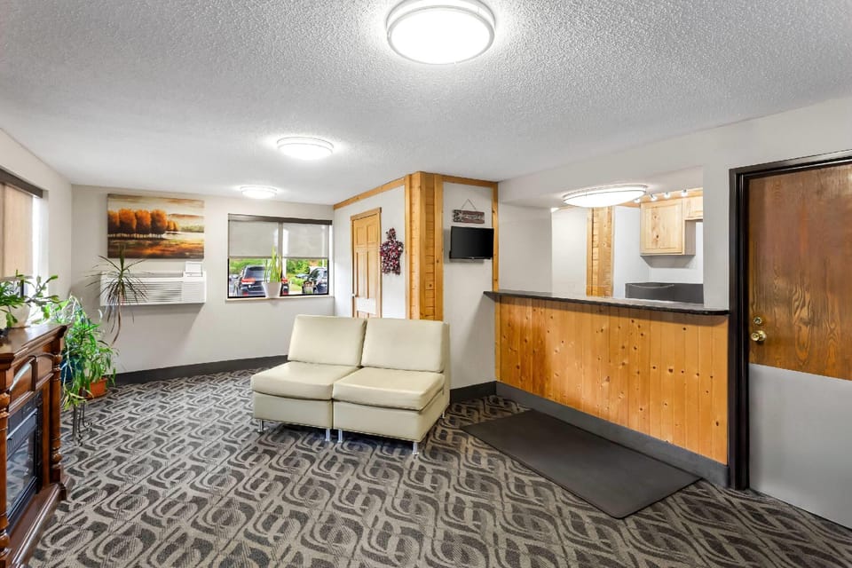 Super 8 By Wyndham Elkins Hotel in Beverly