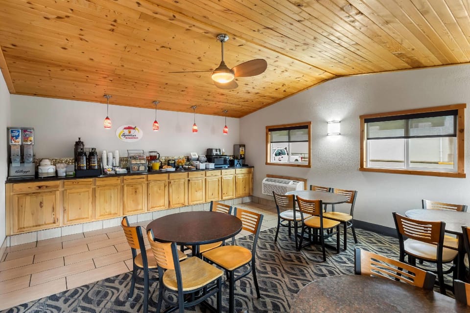 Super 8 By Wyndham Elkins Hotel in Beverly