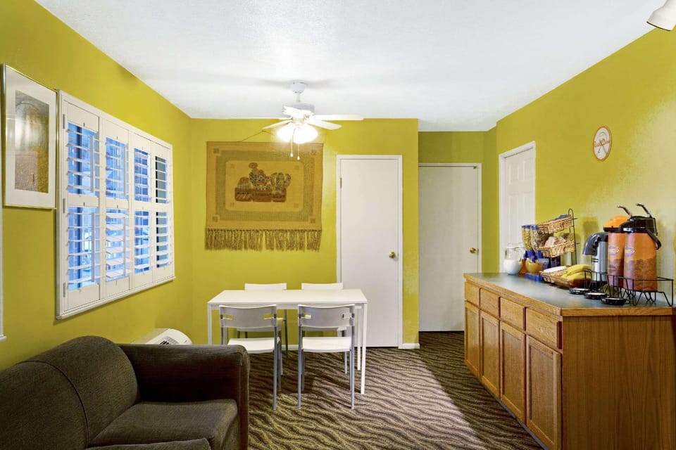 Howard Johnson by Wyndham South Lake Tahoe Hotel in South Lake Tahoe
