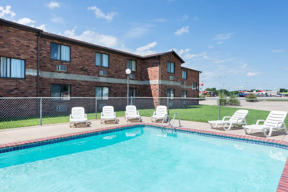 Super 8 by Wyndham Independence KS Hotel in Kansas