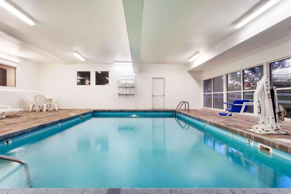 Baymont by Wyndham Dale Hotel in Dale