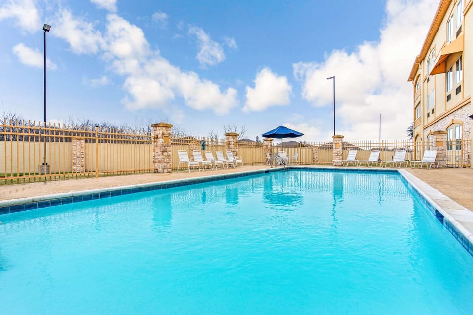 La Quinta Inn & Suites by Wyndham Ennis Hotel in Ennis