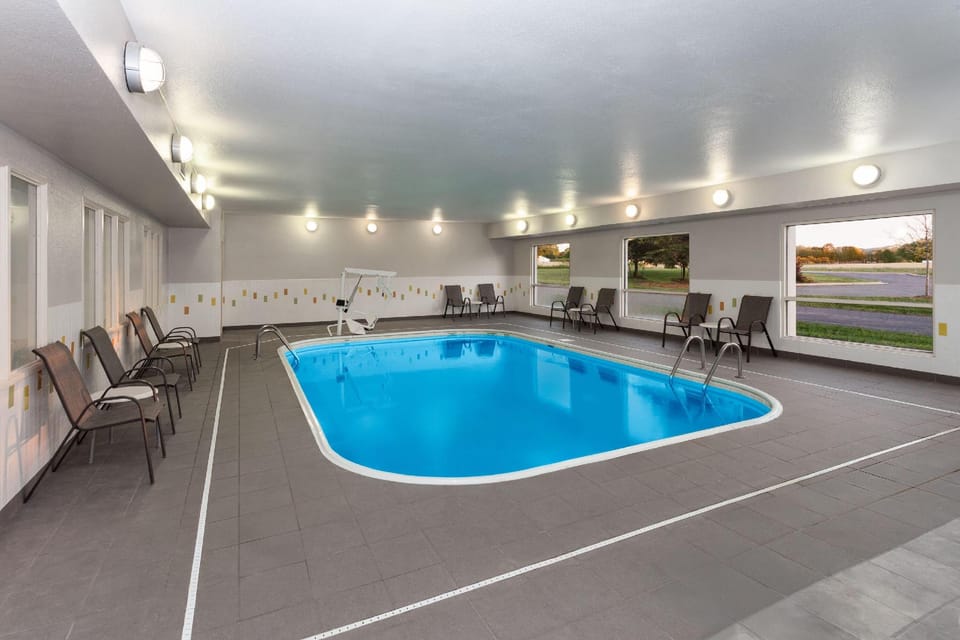 Wingate by Wyndham Oshkosh Hotel in Oshkosh