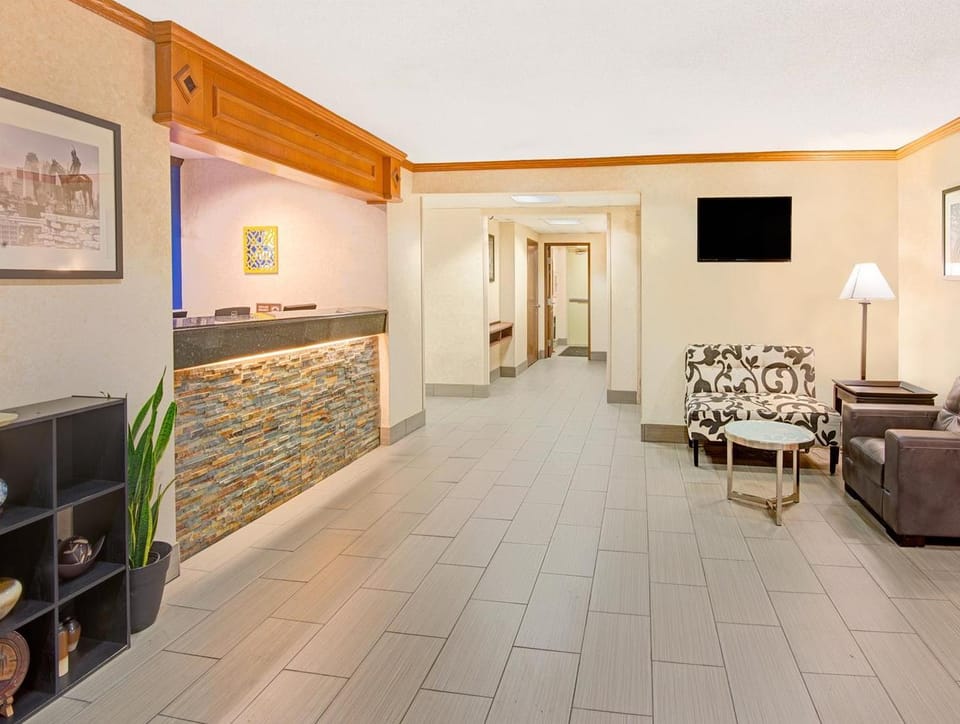 Days Inn and Suites by Wyndham Kansas City South Hotel in Kansas City