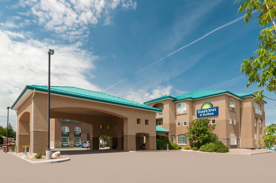 Days Inn & Suites by Wyndham Brandon Hotel in Brandon