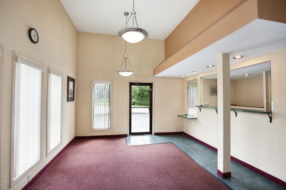 Travelodge by Wyndham La Porte/Michigan City Area Hotel in La Porte