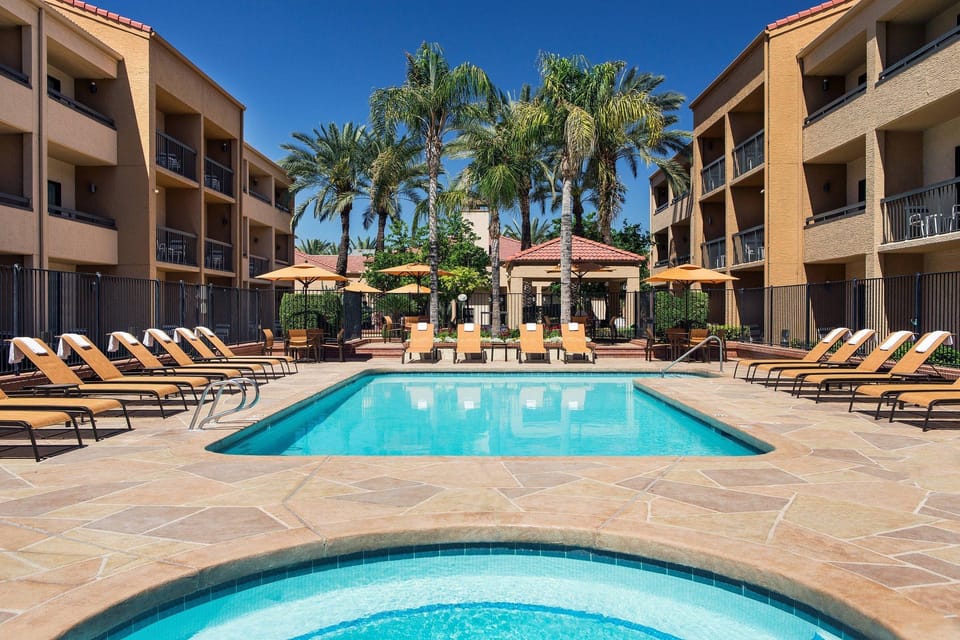 Swimming pool [outdoor]