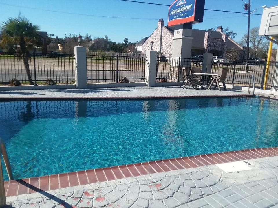 Howard Johnson by Wyndham Historic Lake Charles Hotel in Lake Charles