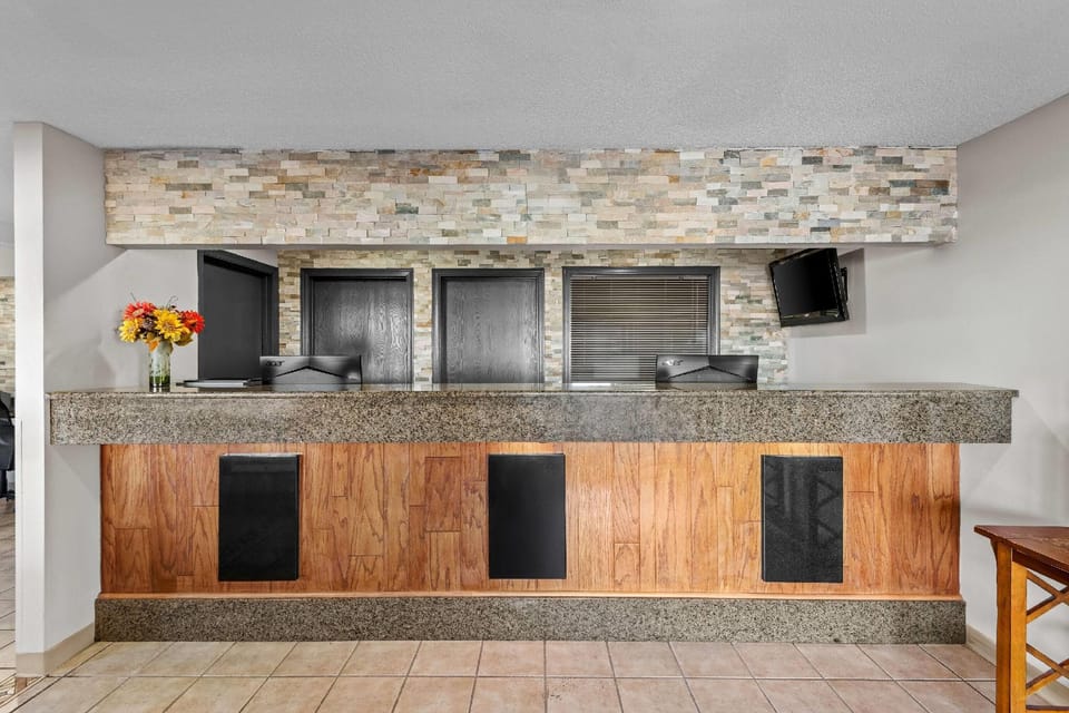 Days Inn & Suites by Wyndham Des Moines Airport Hotel in Des Moines