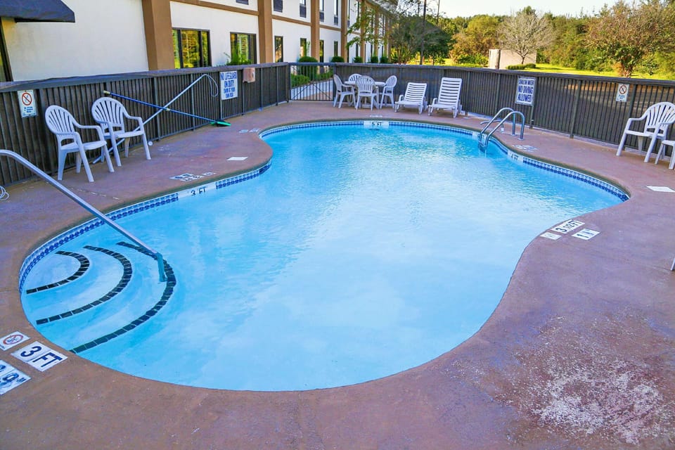 Swimming pool [outdoor]