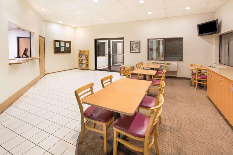 Super 8 By Wyndham Bend Hotel in Bend