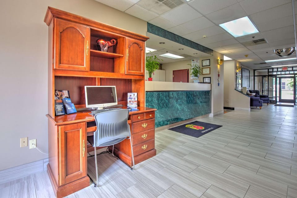 Super 8 By Wyndham Waterloo Hotel in Ozark Mountains