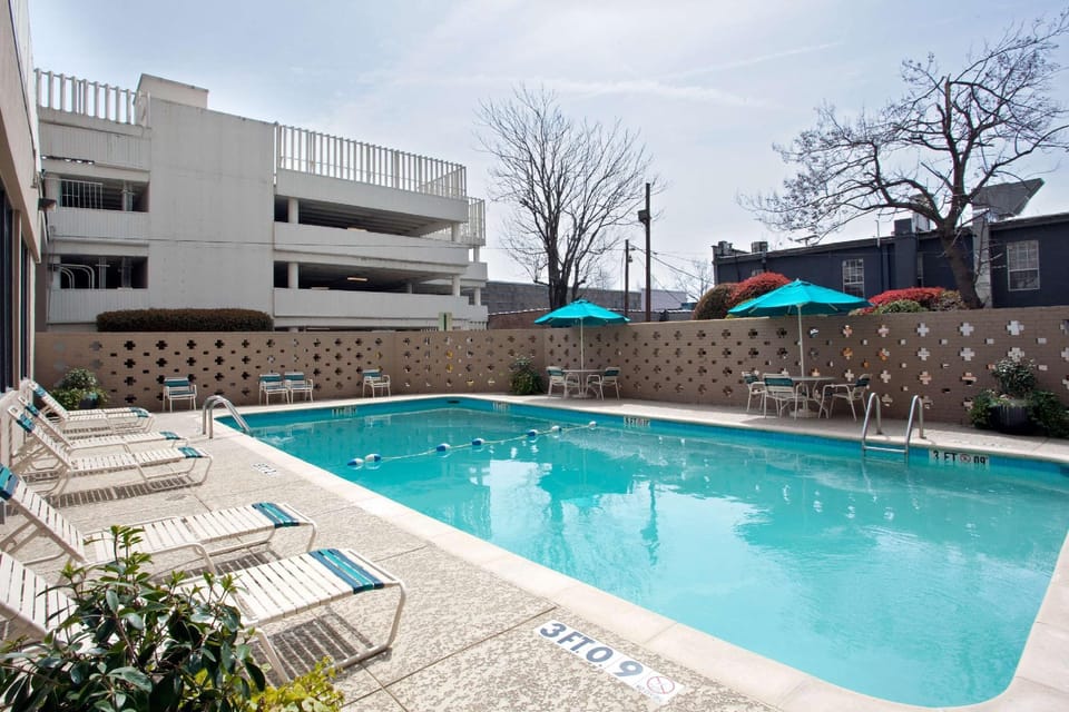 Swimming pool [outdoor]