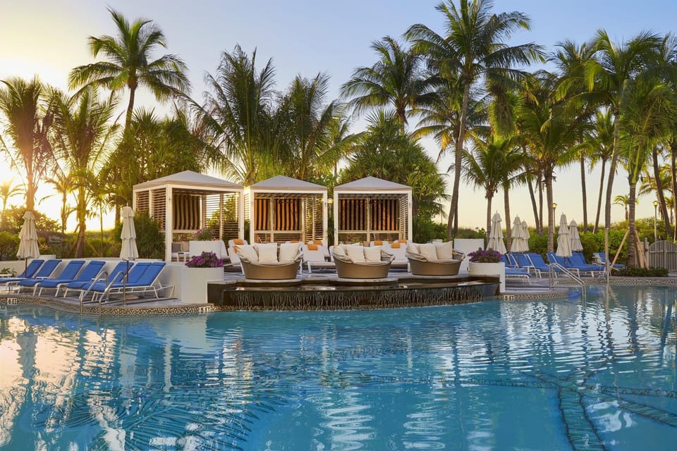 Swimming pool [outdoor]