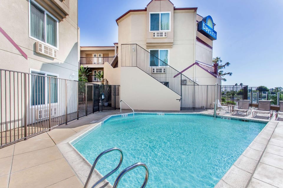 Swimming pool [outdoor]