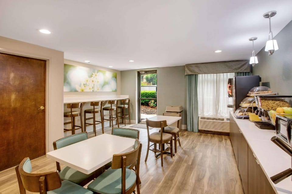 Clarion Pointe Atlanta Airport College Park Hotel in College Park