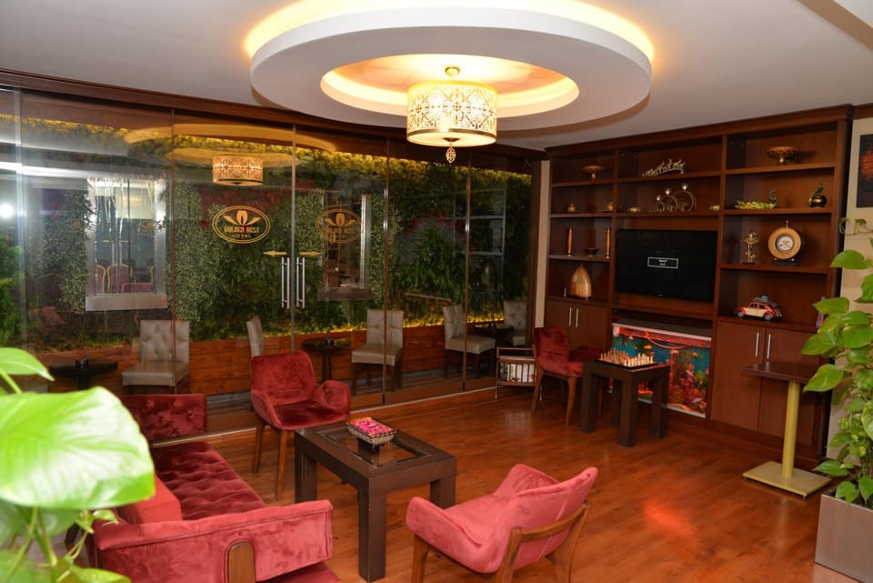 Shared lounge/TV area